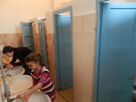 Inspectoratul Şcolar verifică cine foloseşte toaletele Şcolii Szacsvay
